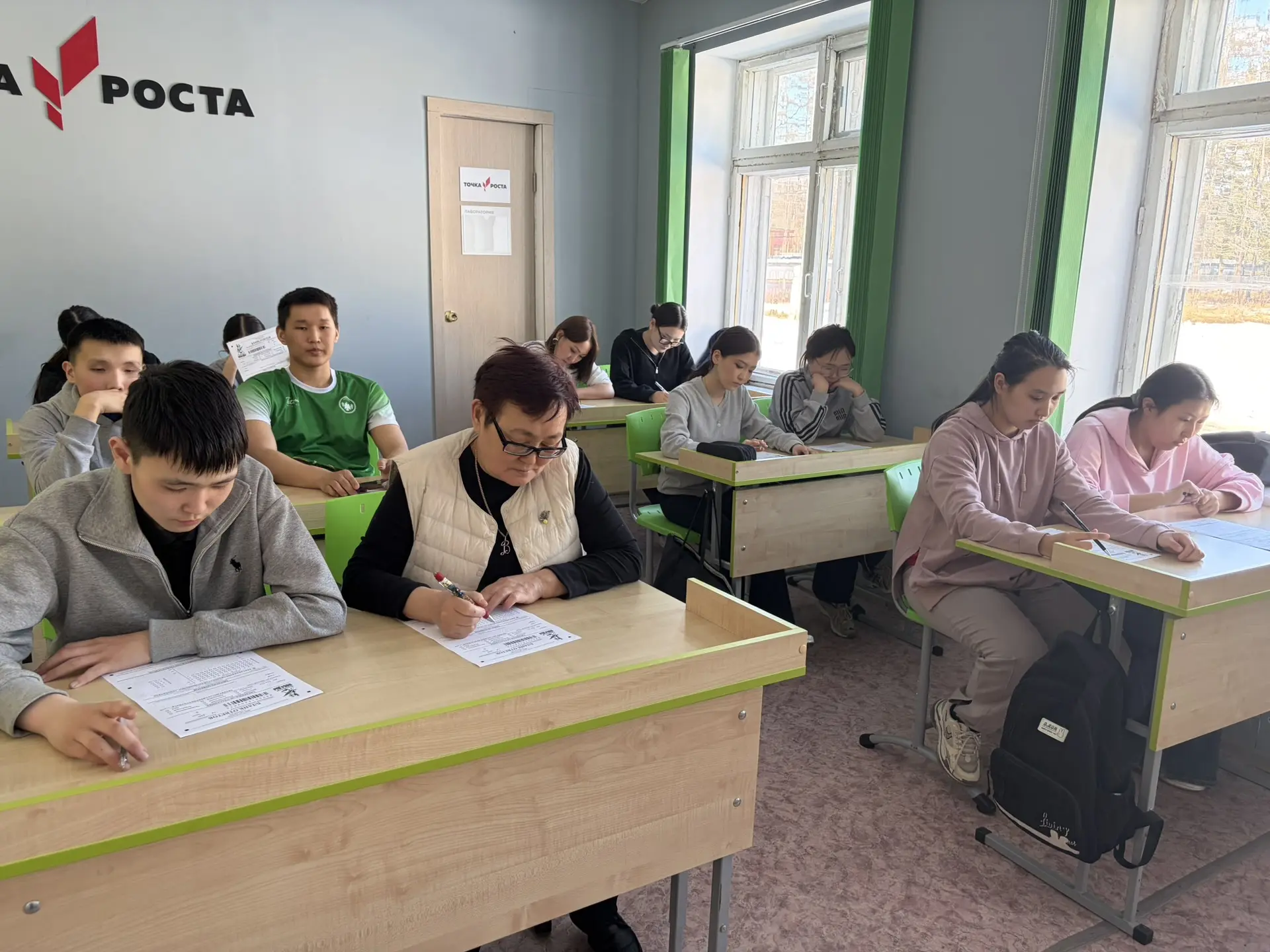 Учащиеся школы и учителя нашей школы приняли участие в «Диктанте Победы»!

26 апреля наши ученики пр