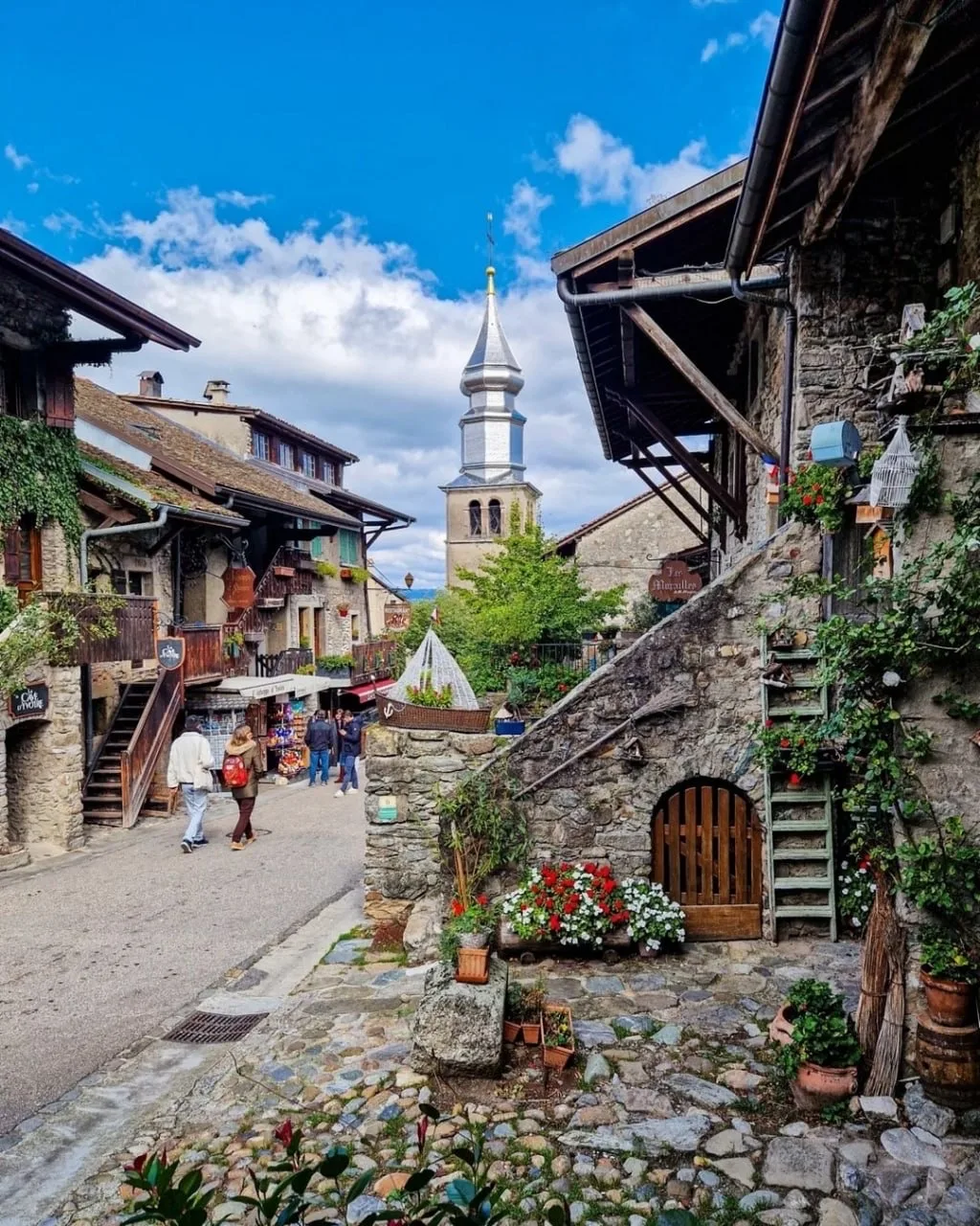 Деревня Ивуар — место, где средневековье застыло в камне! 🏰  На берегу Женевского озера прячется нас
