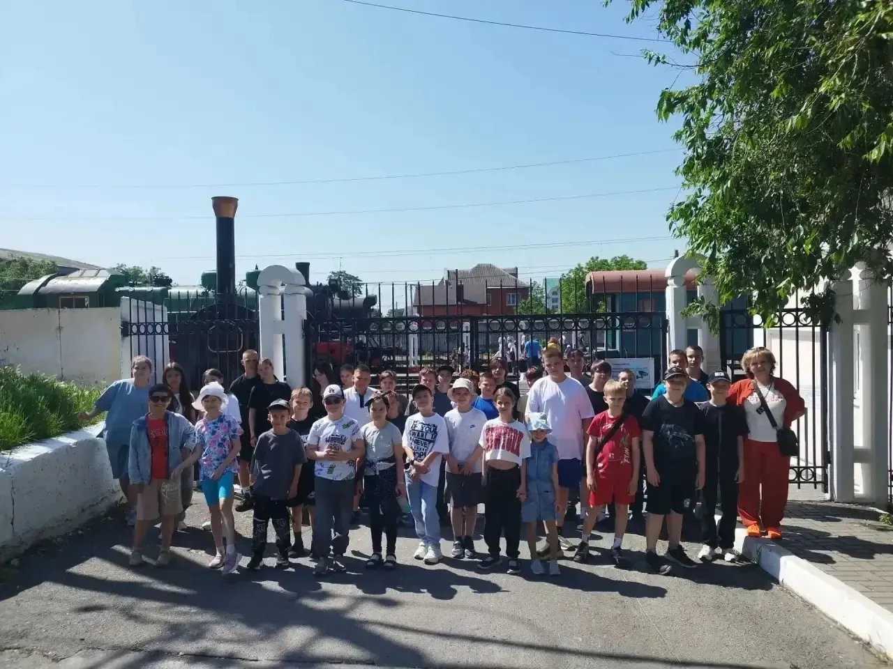 🎉 Экскурсия, которая перенесла в прошлое! 🎉

В залитых солнцем тропах Ростовского железнодорожного