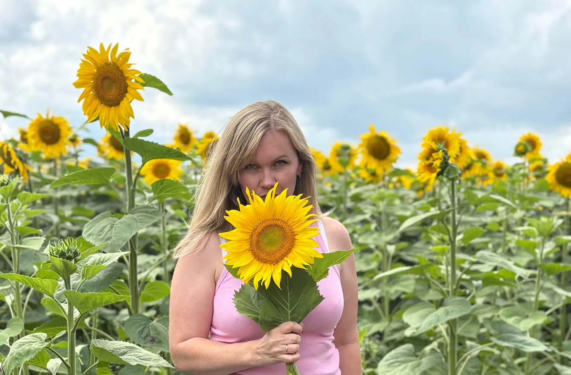 А еще было немного подсолнухов. 🌻

Поймала себя на мысли, что в последнее время стала замечать гора