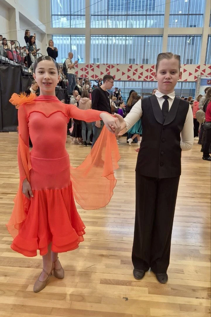 Танцевальные победы 💃  🤩 Наша танцевальная пара Петя, ученик 5 класса «В», и Варя, ученица 6 класса 
