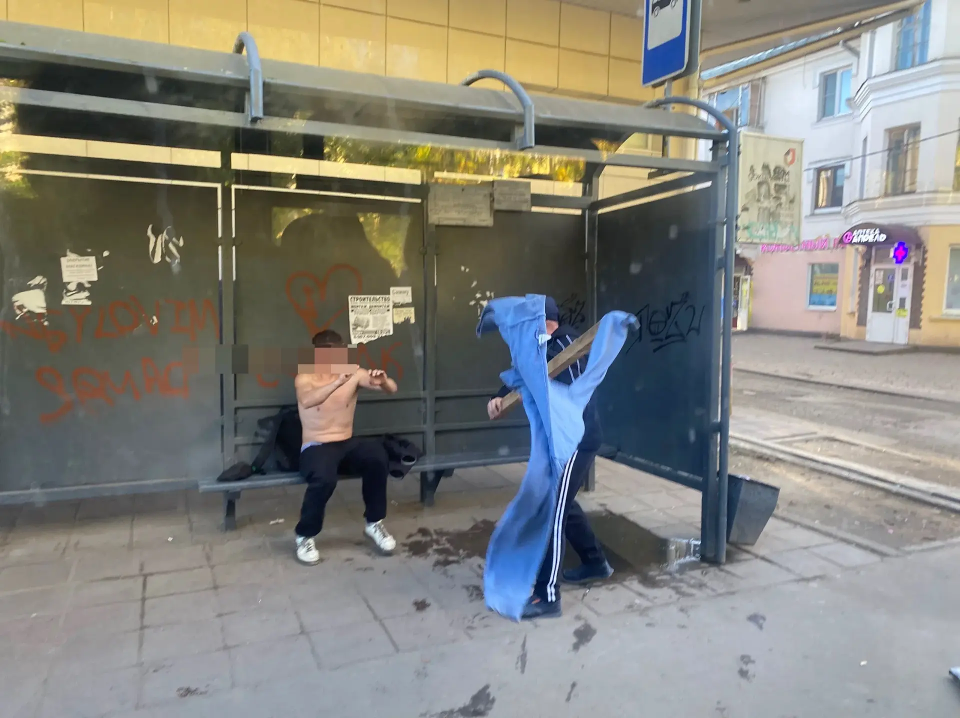 На остановке у вокзала.