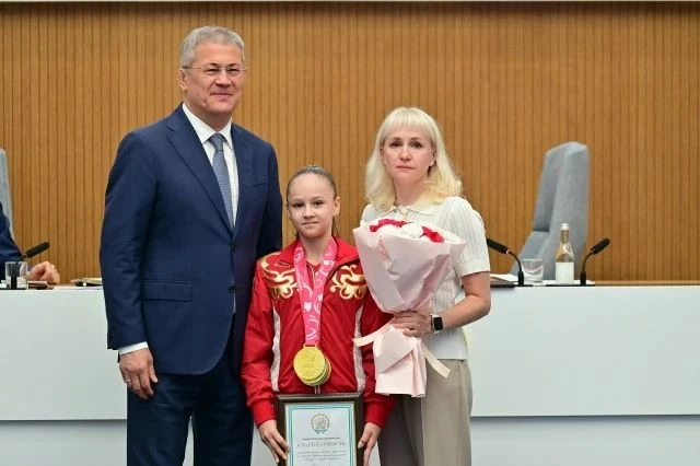 🥇Радий Хабиров наградил 14-летнюю гимнастку из Стерлитамака Полину Дмитриеву и ее трен...