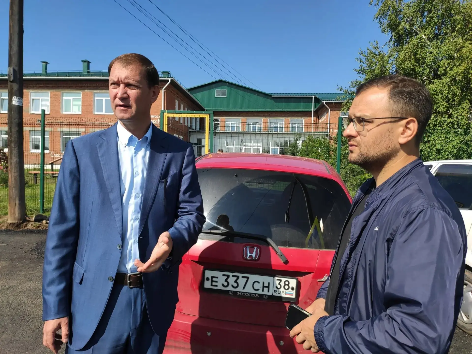 В стадии завершения, а где-то и в процессе ремонты подъездных дорог к социальным объект...