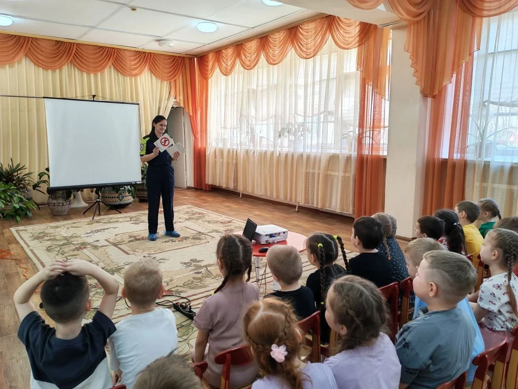 Инспекторы ГИБДД в гостях у наших малышей: учимся безопасности на дорогах!                          