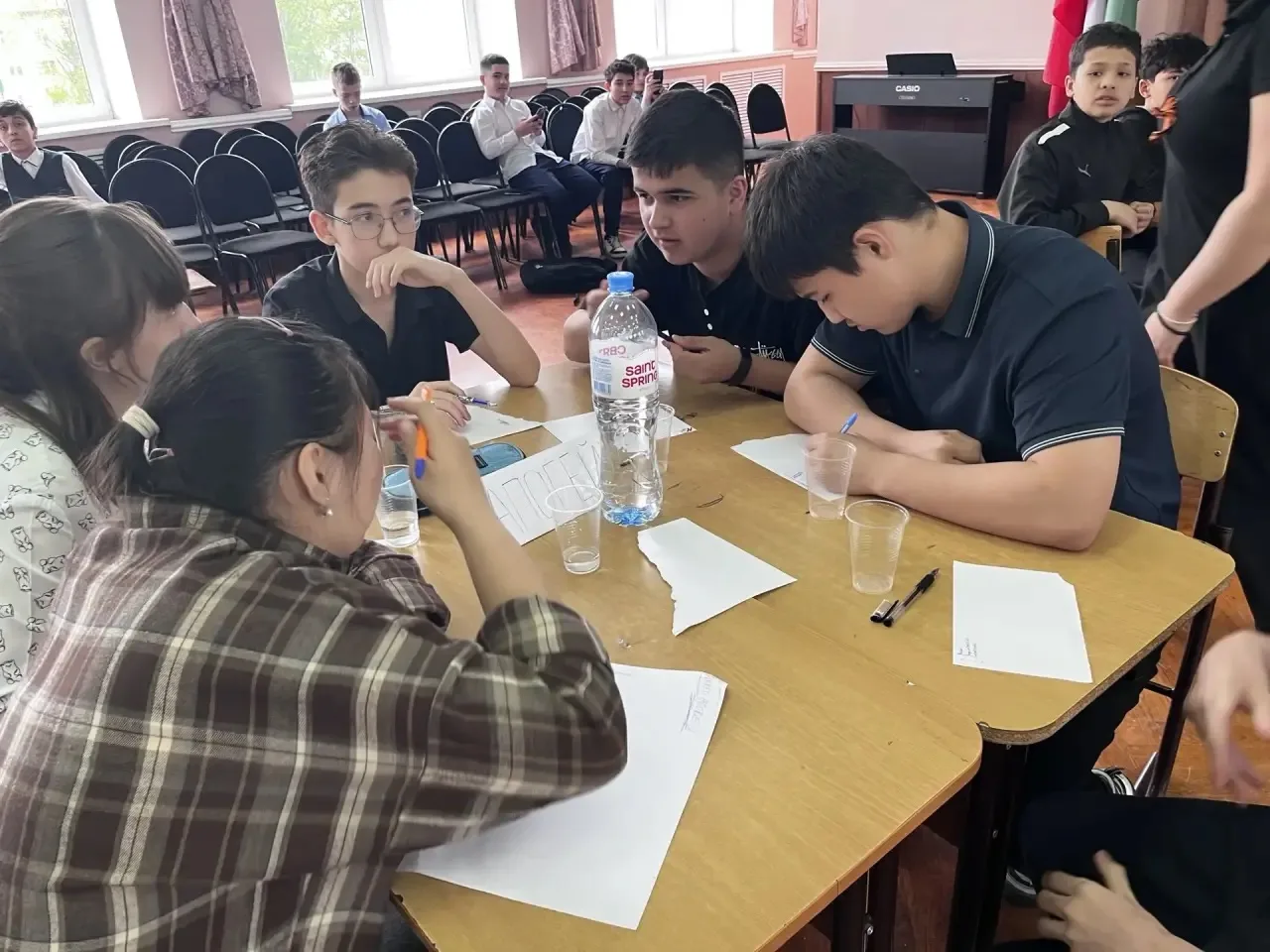 Интеллектуальный БАТТЛ Памяти: «Что? Где? Когда?» объединил поколения! 🧠⭐  8 Мая, в канун великого п