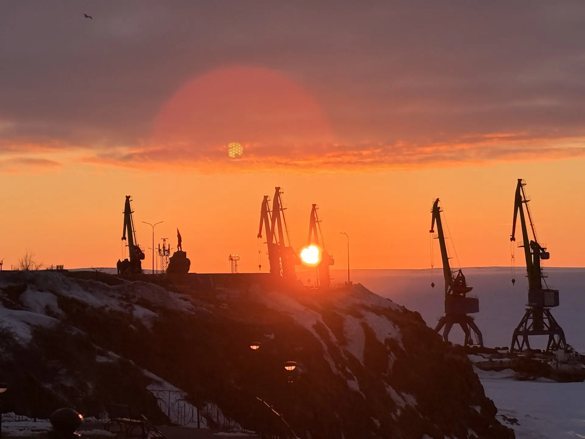 Анадырь. Алеет закат над лиманом 🌅❤️❤️❤️  «Последний солнца луч, прощальная заря — Целительных лучей