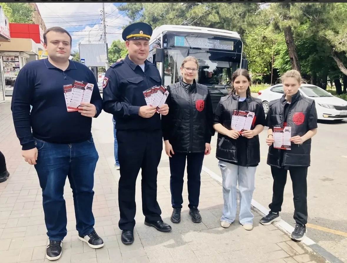 Активисты «Молодежного патруля» совместно с представителями управления транспорта, Госа...