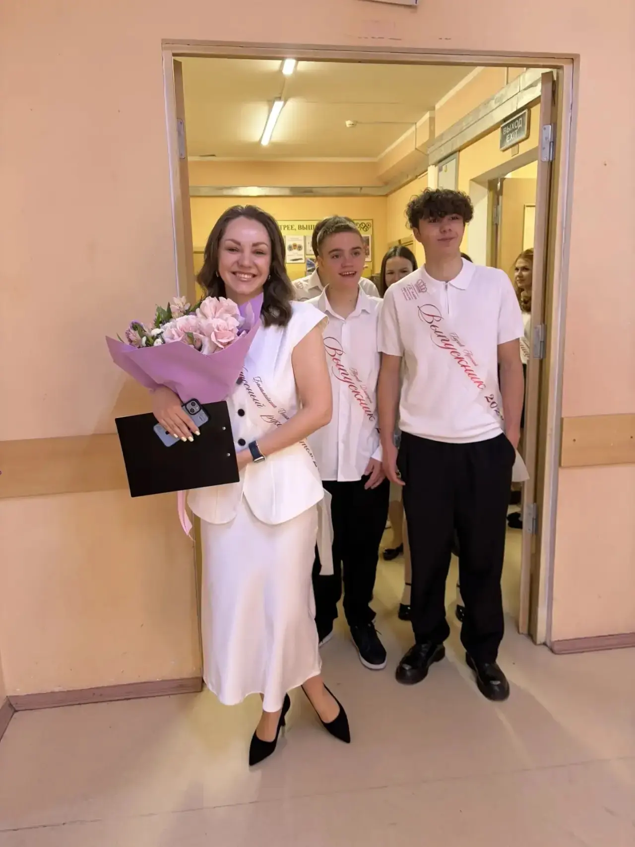🔔 Последний звонок — старт в будущее!  Вчера в нашей школе прозвучал последний звонок для выпускнико