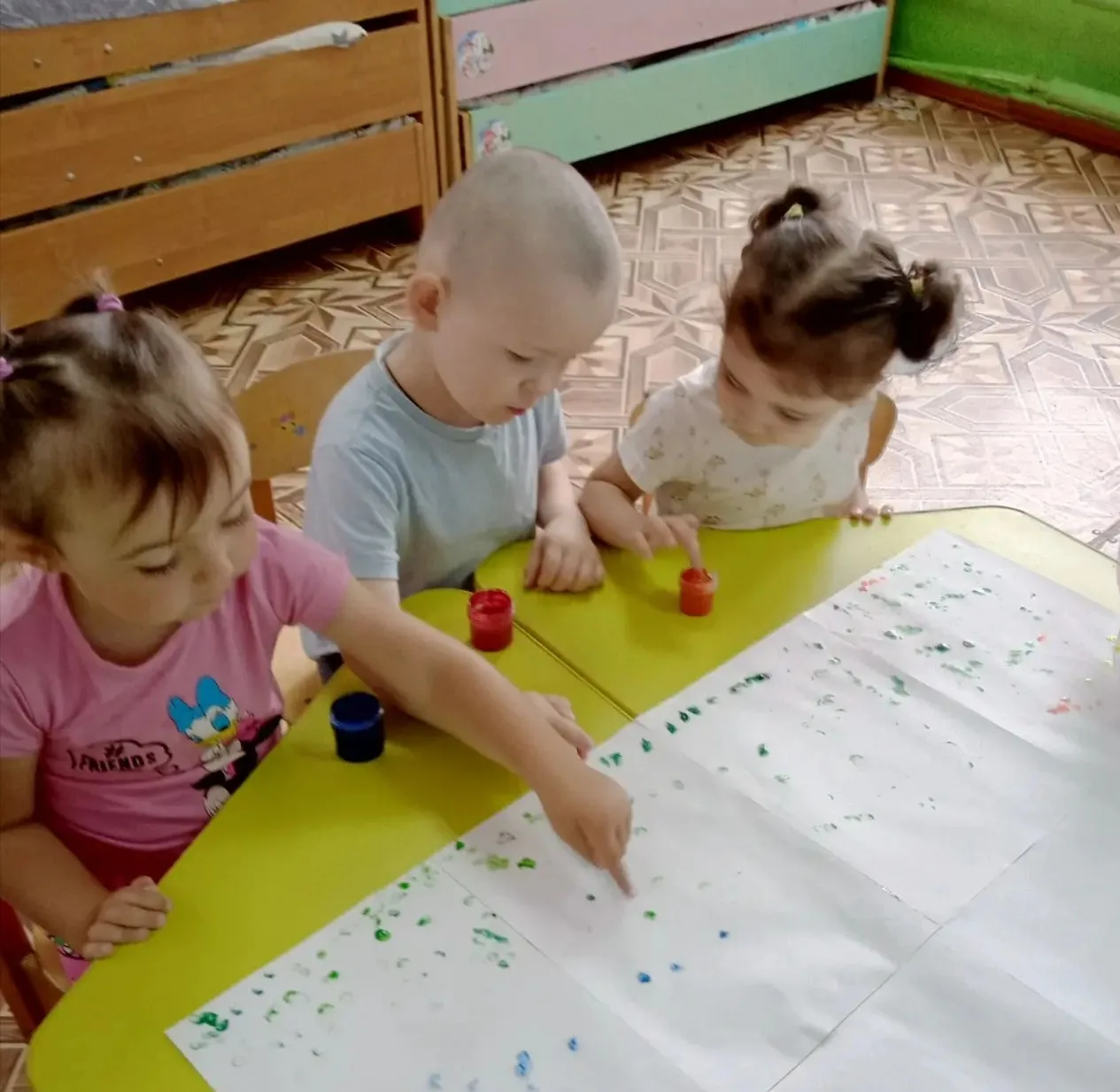 ☀🎨🖍Коллективное рисование летом в раннем возрасте объединяет детей через создание общ...