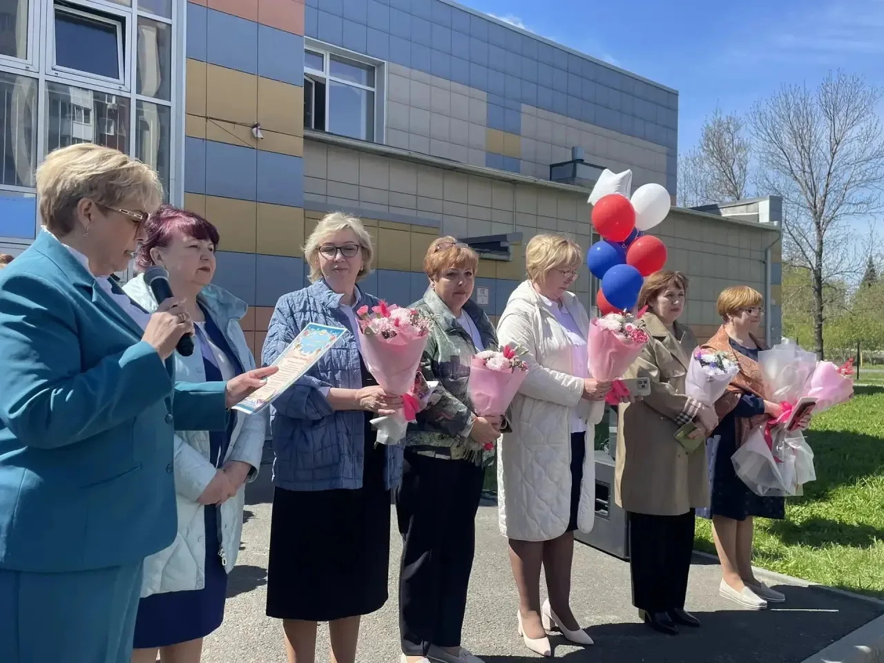 Сегодня прошли торжественные линейки для 1-х и 4-х классов! Последний звонок🛎️ - это большой общешко
