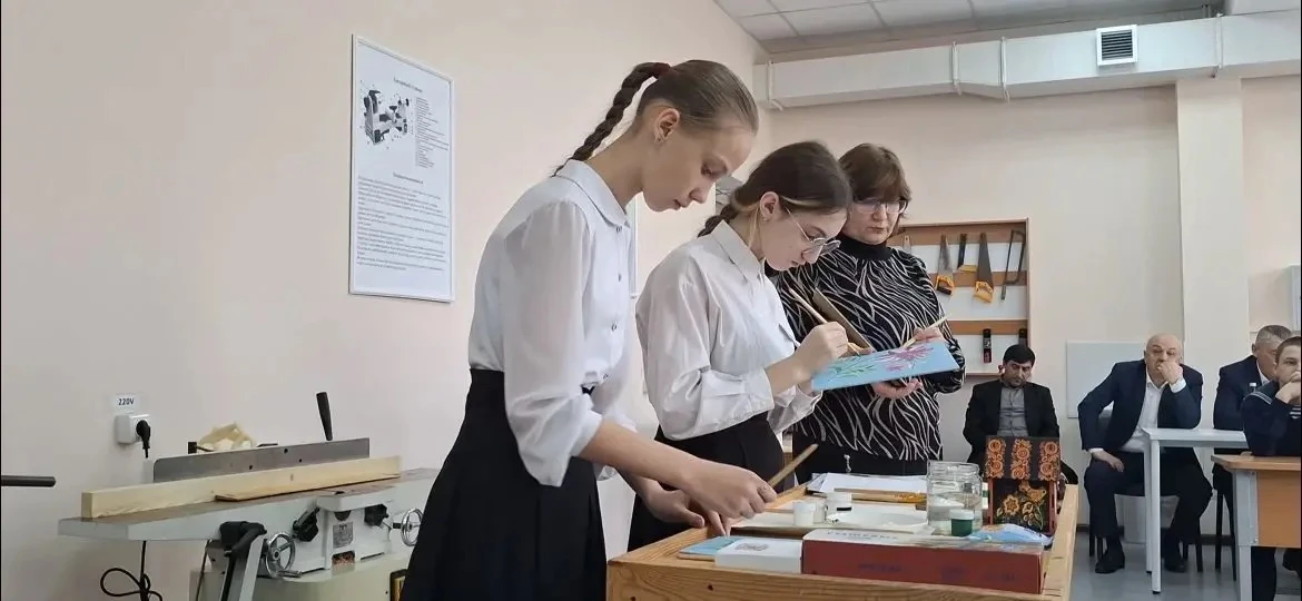 В Каспийске на базе Лицея №13 имени Расула Гамзатова состоялся праздник мастерства, собравший на сво