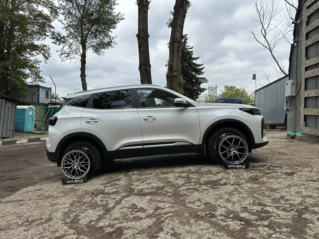 Chery Tiggo 4 на примерке дисков в 17-ом диаметре