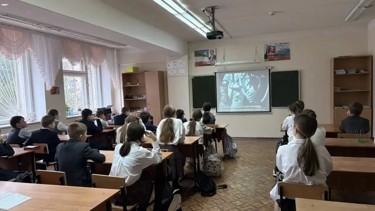В нашей школе прошли тематические мероприятия, посвящённые Дню космонавтики и 65-летию триумфа освое