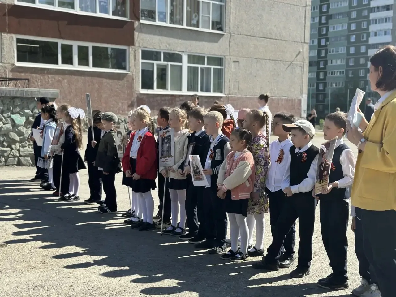 🕯️ Сегодня в нашей школе прошла акция «Бессмертный полк» 🕯️  Наши самые юные ученики — те, кто тольк