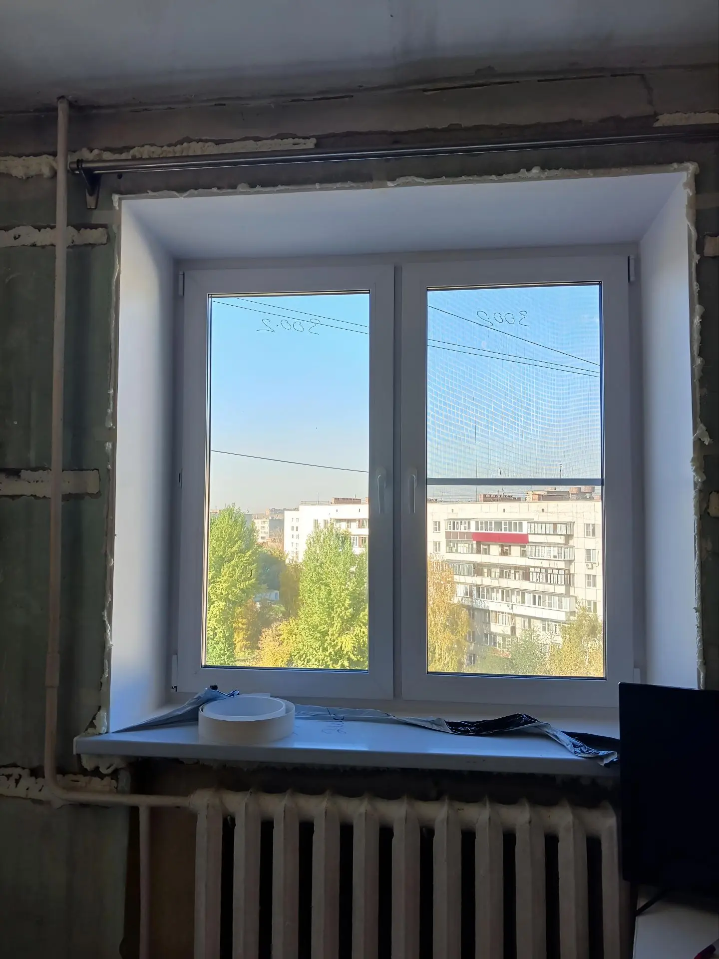 Ура, окна наконец‑то заменили! 🥳 Успели до холодов: в Челябинске уже завтра обещают по...