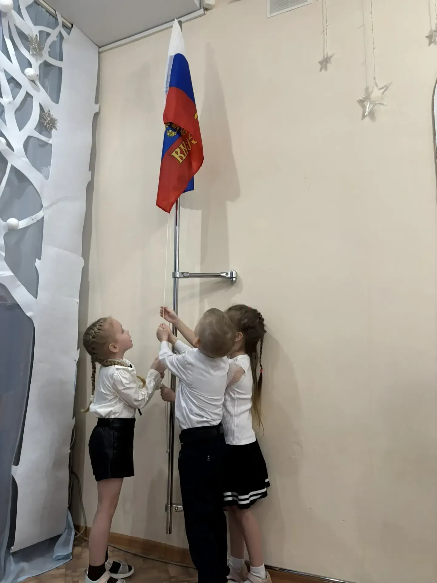 Новая неделя традиционно началась с поднятия Государственного флага Российской Федераци...