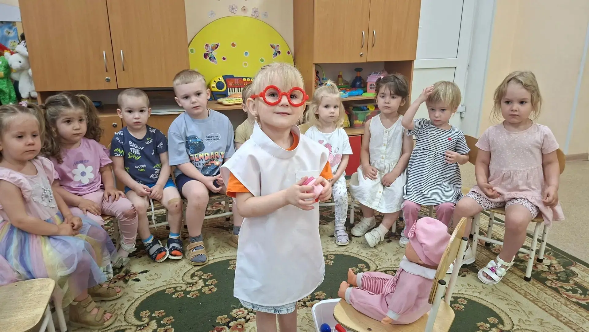 Малыши групп раннеговозрасьа рисовали пальчиками витамины для куклы Кати.  
После рисования ребята п