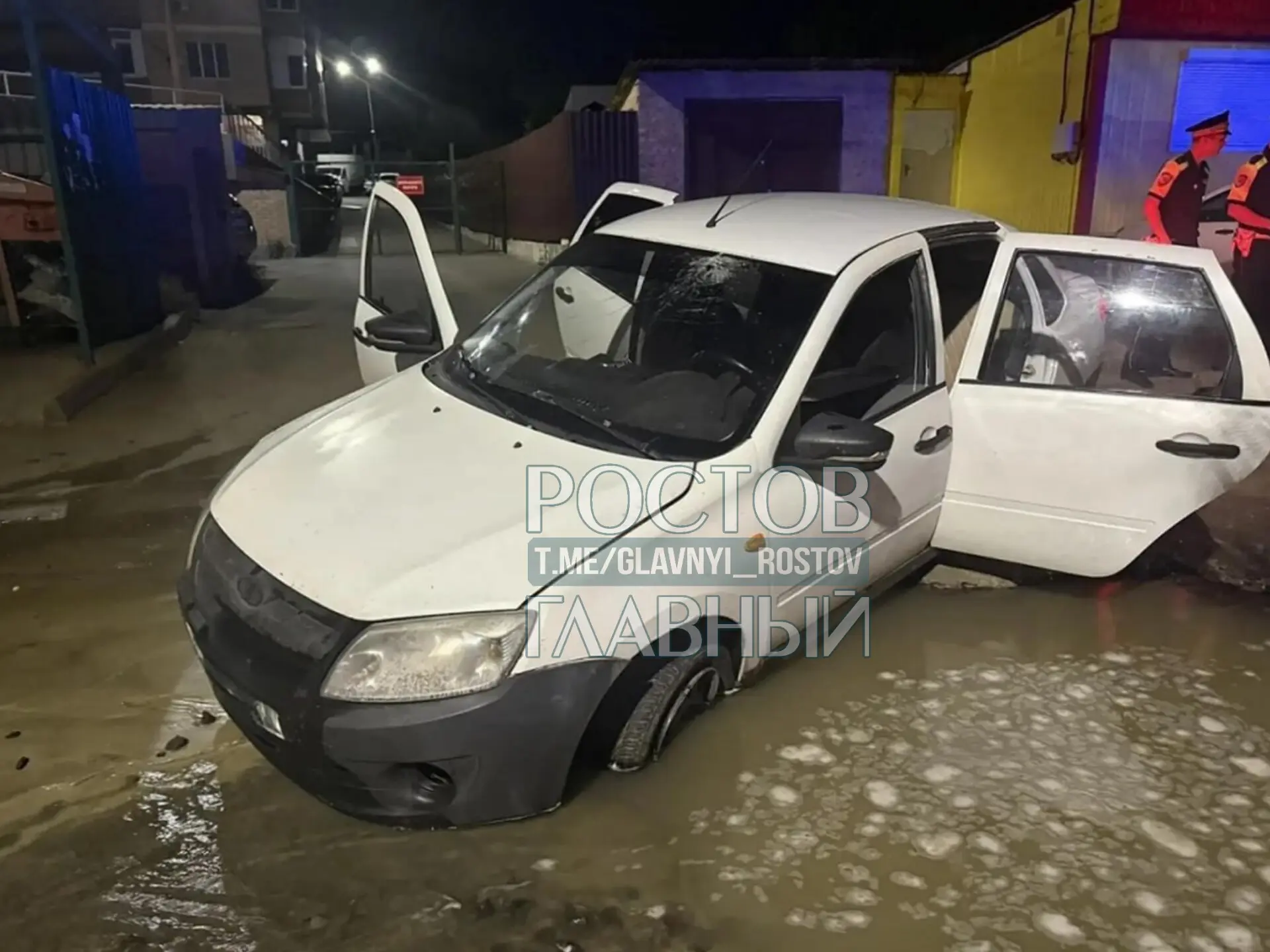 ⚠️ Легковушка провалилась в глубокую яму на дороге в Аксае. Водитель получил серьёзные травмы и был 