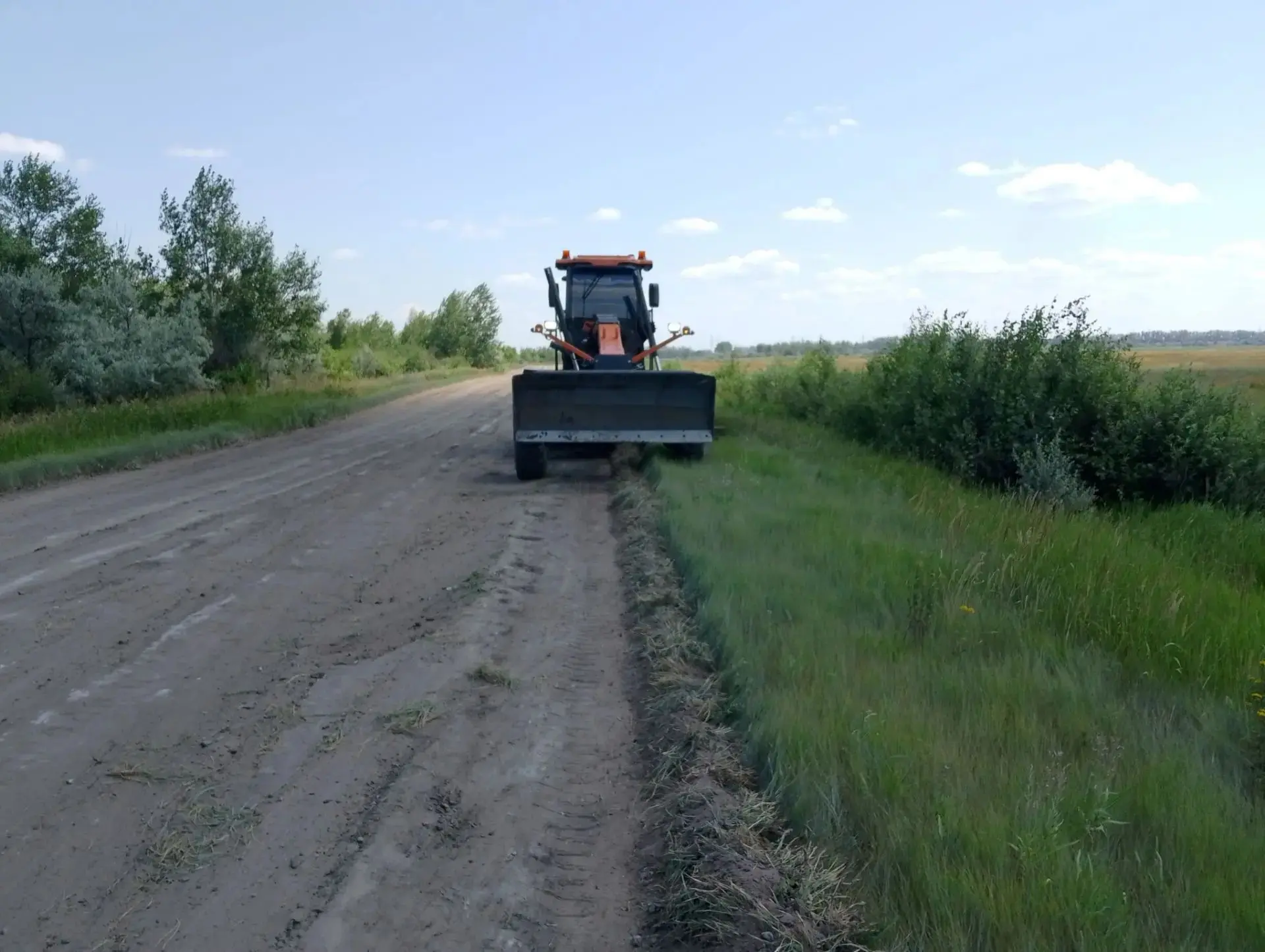 ✅ Автогрейдер учреждения проводит грейдирование дорожного полотна к п. Ярок.