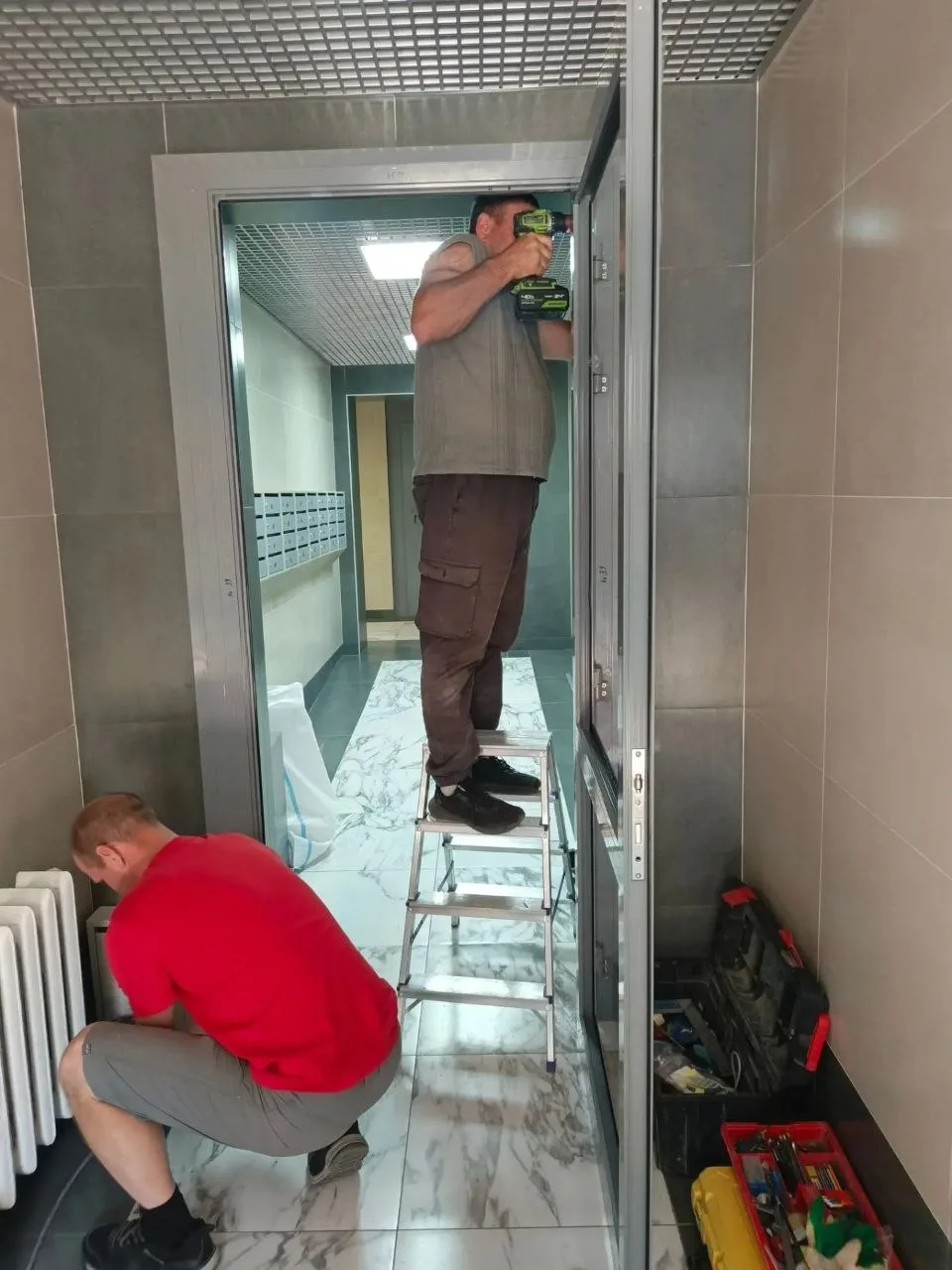 🚪 Установка входной двери в подъезде по адресу: проспект Карла Маркса, дом 49