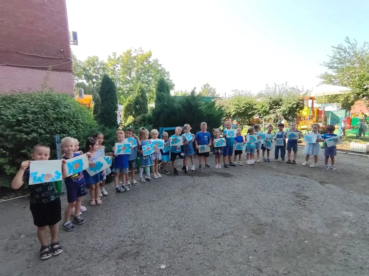 ‎В день синего цвета ребята из средней логопедической группы решили сделать отрывную ап...