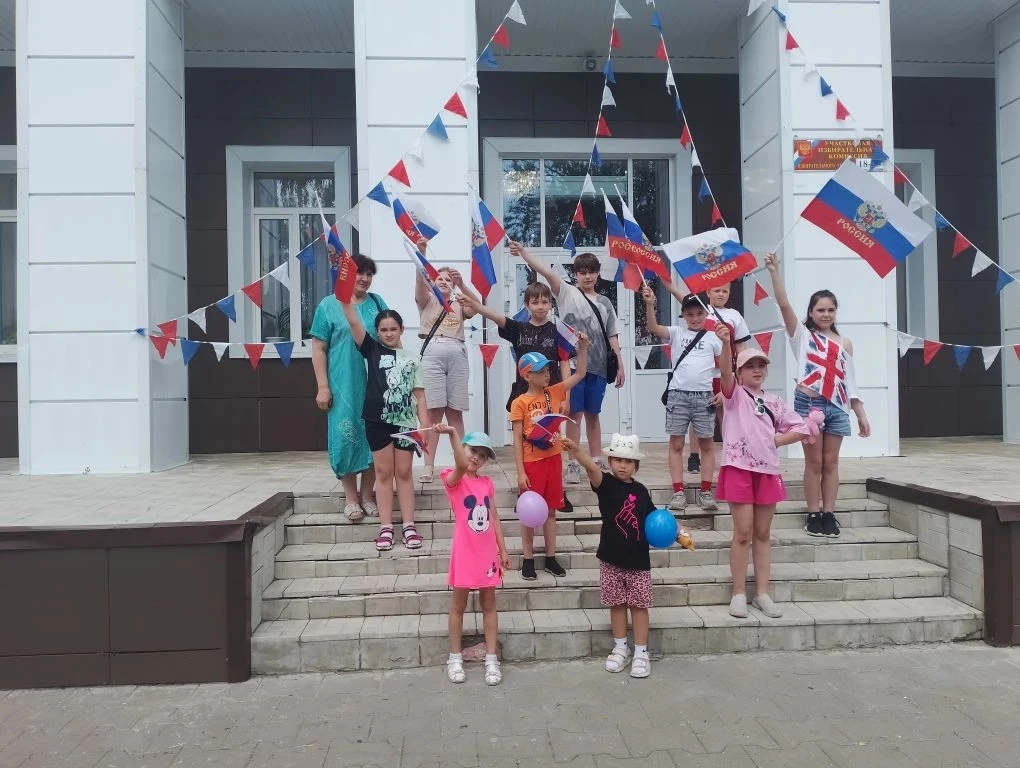 В преддверии Дня России, который отмечается 12 июня, в пришкольном лагере проведены мероприятия, про