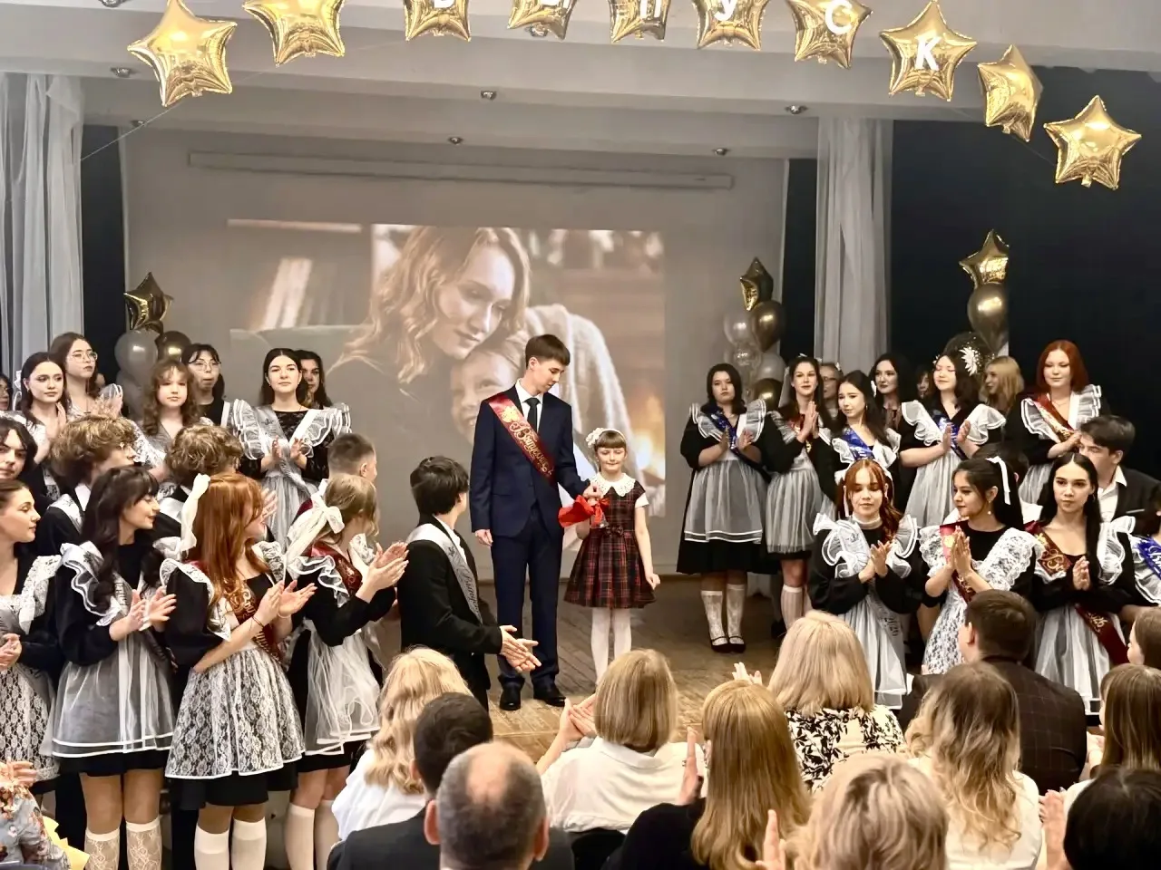 ПОСЛЕДНИЙ ЗВОНОК 2026 🎊  В нашей школе прошёл особенный и очень трогательный праздник — Последний зв