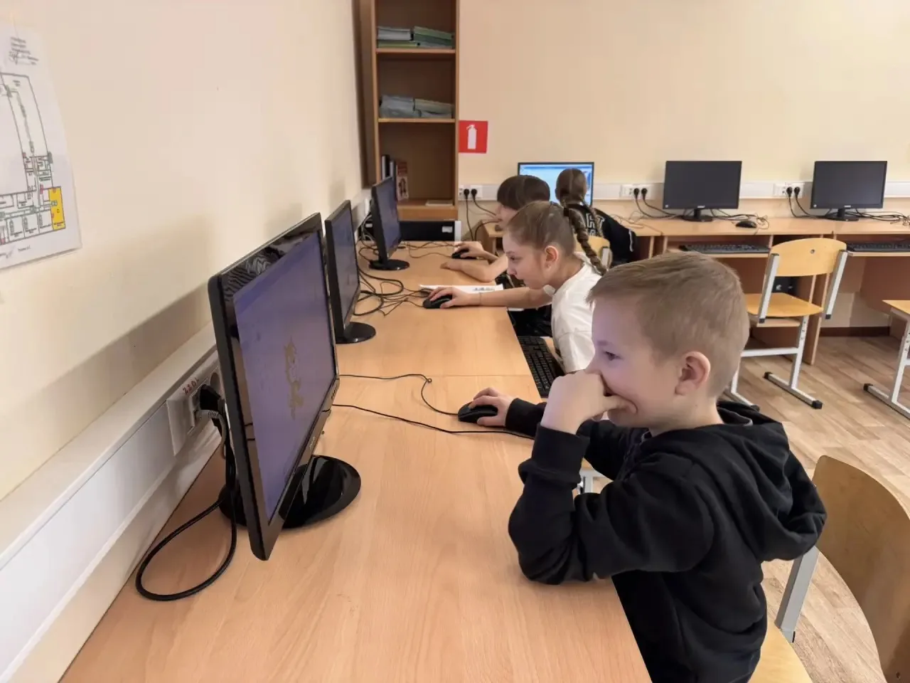 Учащиеся Островецкой школы с удовольствием занимаются Scratch  - программированием.  Занятия проходя