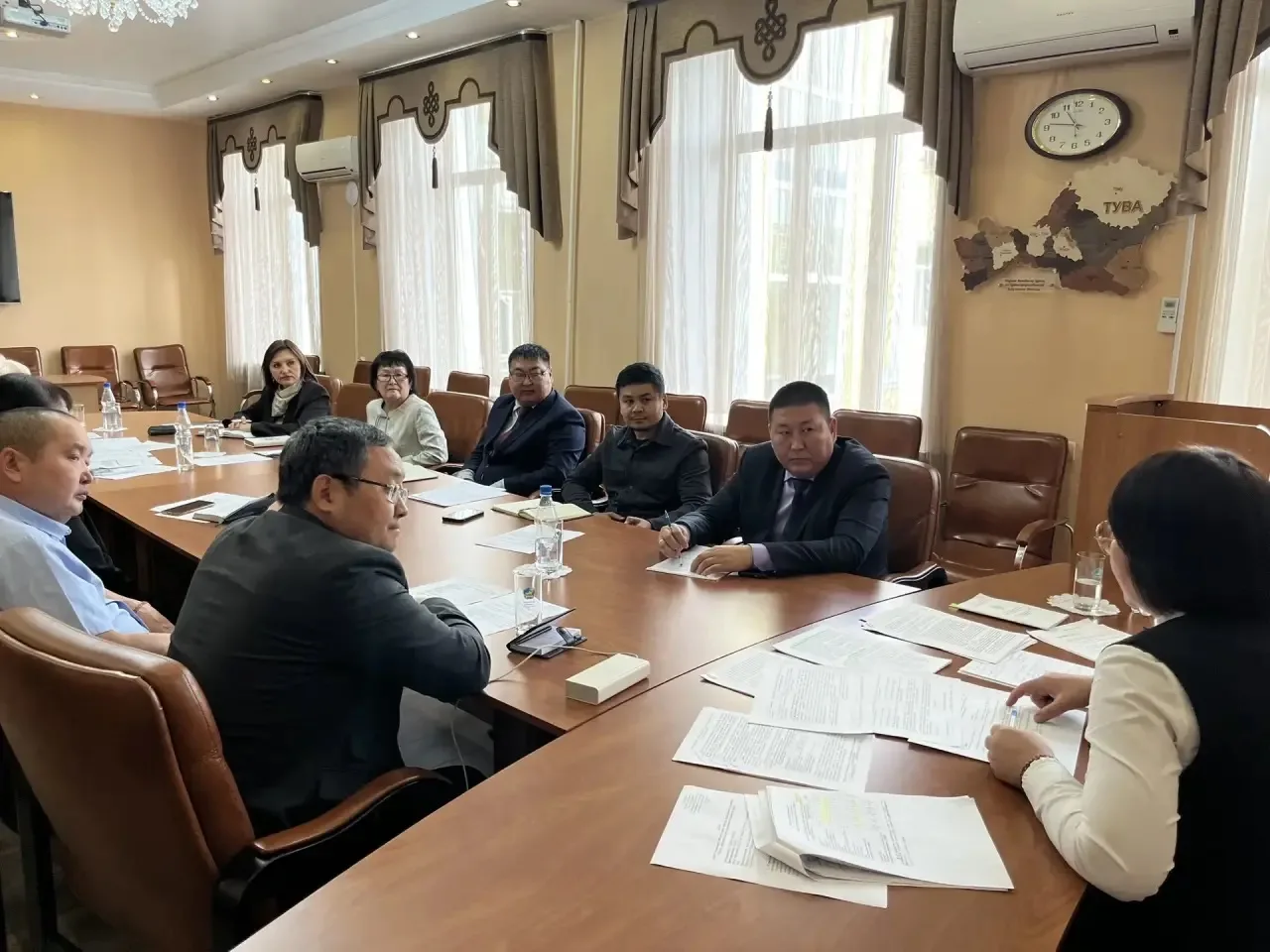 В Верховном Хурале Республики Тыва обсудили актуальные вопросы преподавания тувинского ...