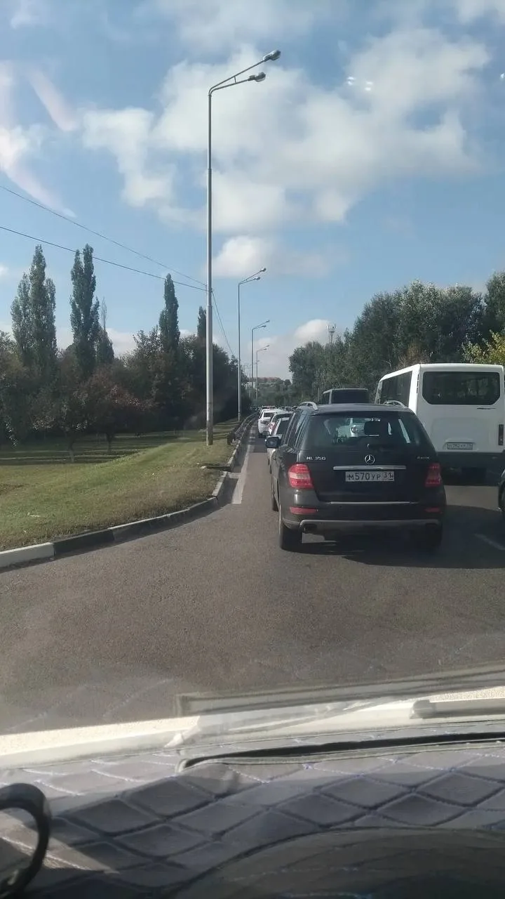 Небольшая пробка в сторону ЦРБ. Причина: ремонт ливневки.
