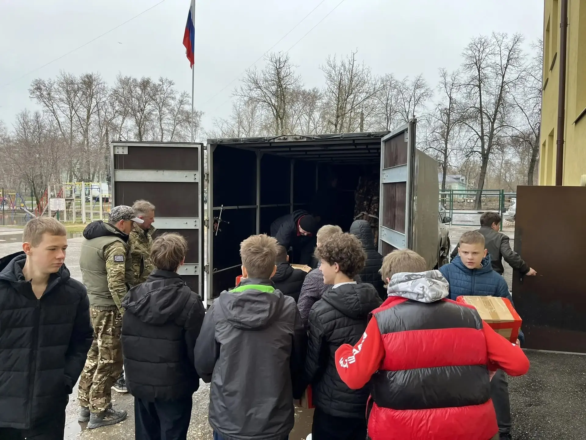 СВОИХ НЕ БРОСАЕМ. ГУМАНИТАРНЫЙ ГРУЗ ДЛЯ БОЙЦОВ ДОСТАВЛЕН.    Небезразличные дети и взрослые сформиро