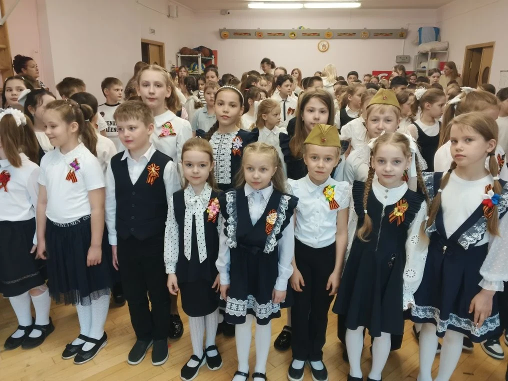 🎉 8 мая — особенный день! Ученики 2–4 классов вместе с педагогами приняли участие в флешмобе и спели