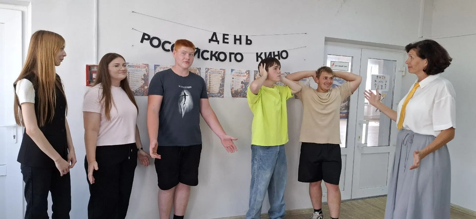 В преддверии Дня российского кино в рамках летней оздоровительной кампании советники ди...