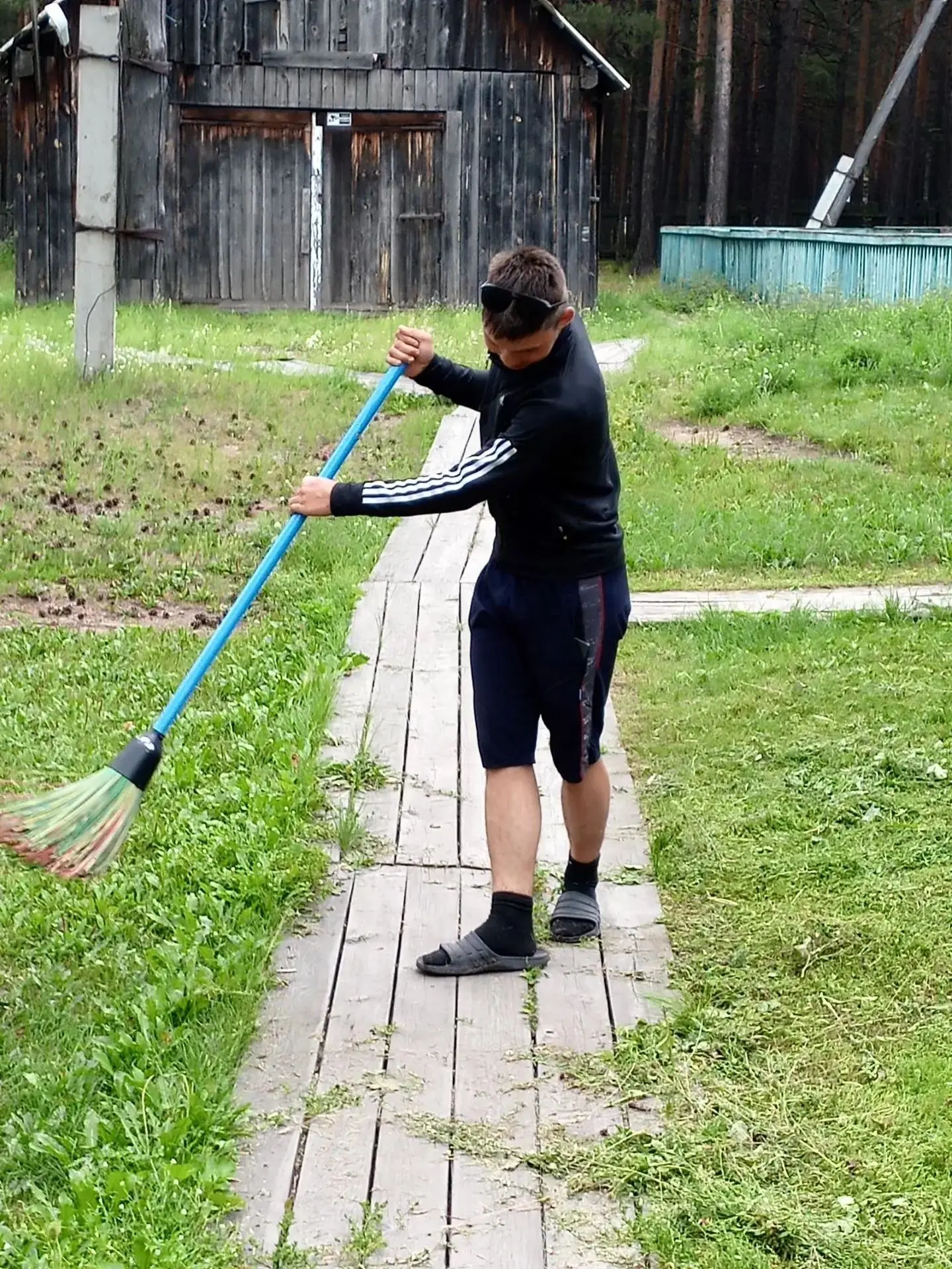 👷‍♂️🧹 Сегодня у нас был настоящий Час труда! 👫 Ребята с энтузиазмом взялись за дела. 🔨
💦 Полива