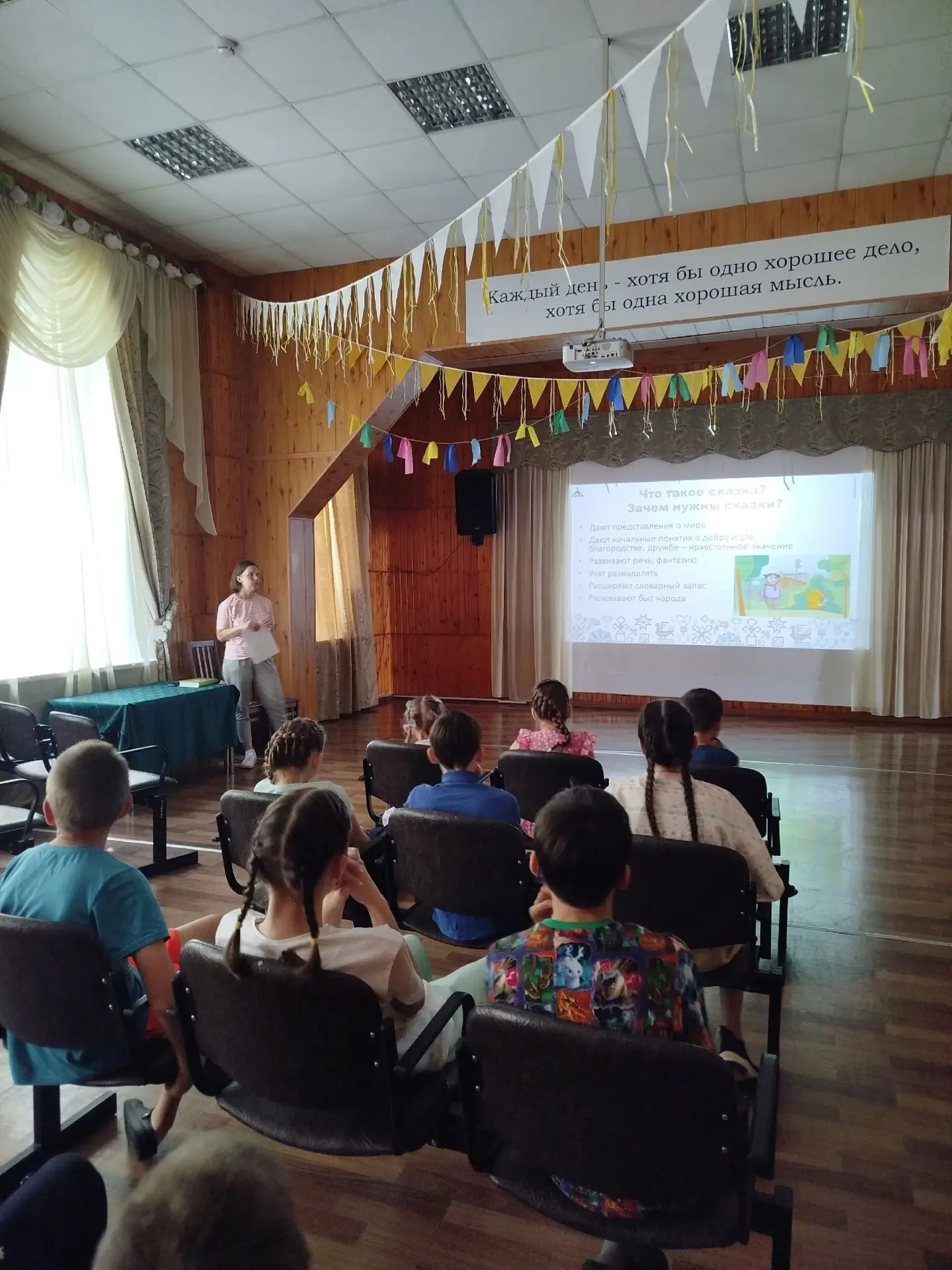 Специалист Дома дружбы народов Республики Коми Екатерина Майорова провела в Детском доме № 1 увлекат