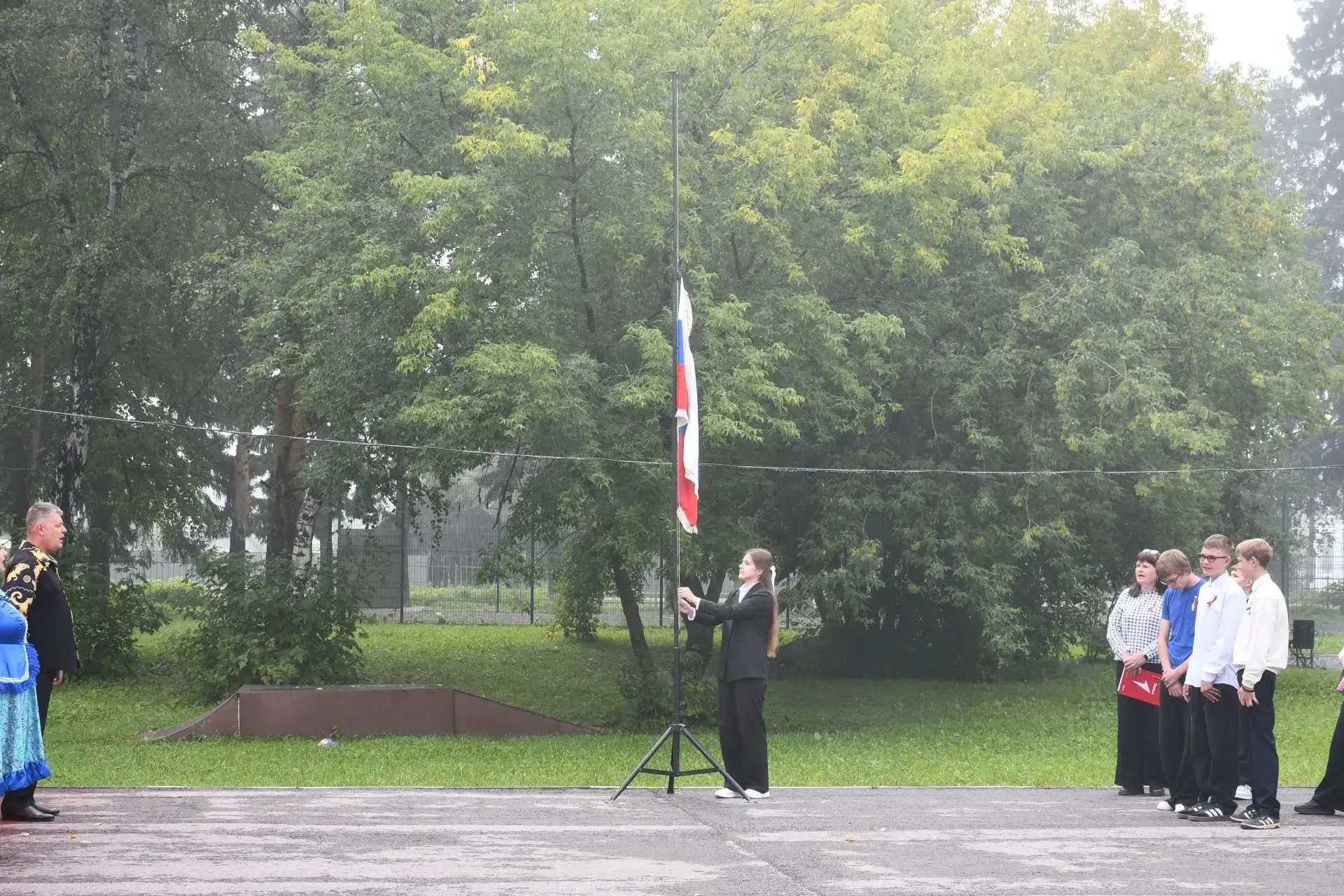 🇷🇺Гордость нашей школы: Краснова Елизавета была удостоена чести поднять Государственн...