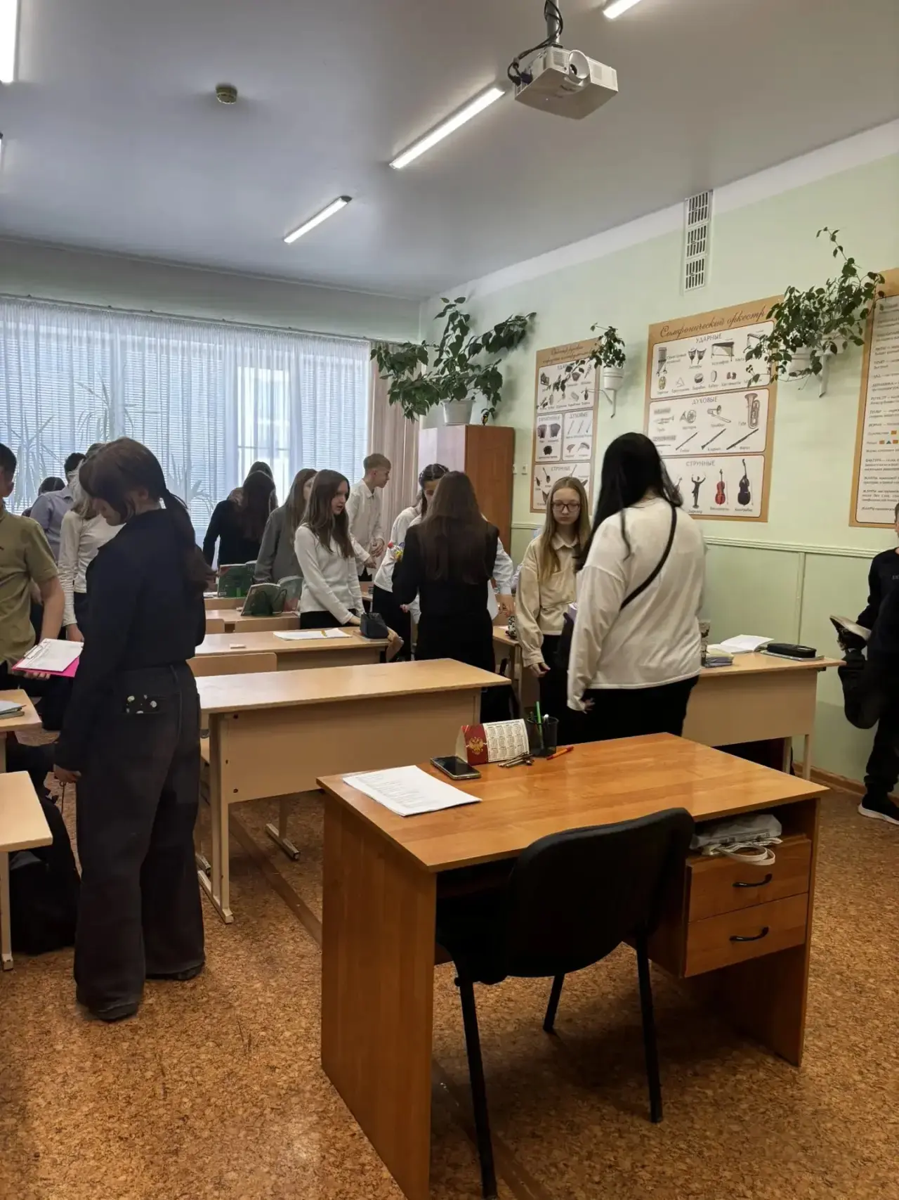 📢 ВНИМАНИЕ!  Ученический совет проводит рейды по проверке сменной обуви! 👟↔🥾  Напоминаем: ношение см