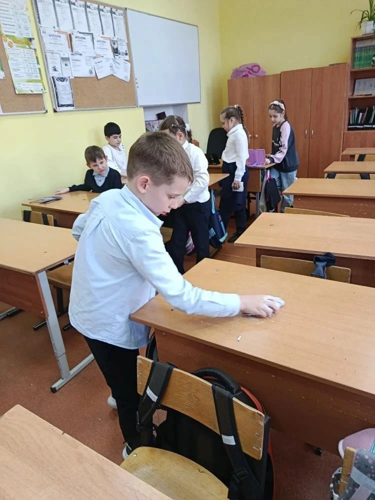 🧹 Школьный субботник: чистота начинается с нас!  В нашей школе прошёл традиционный субботник. Ученик