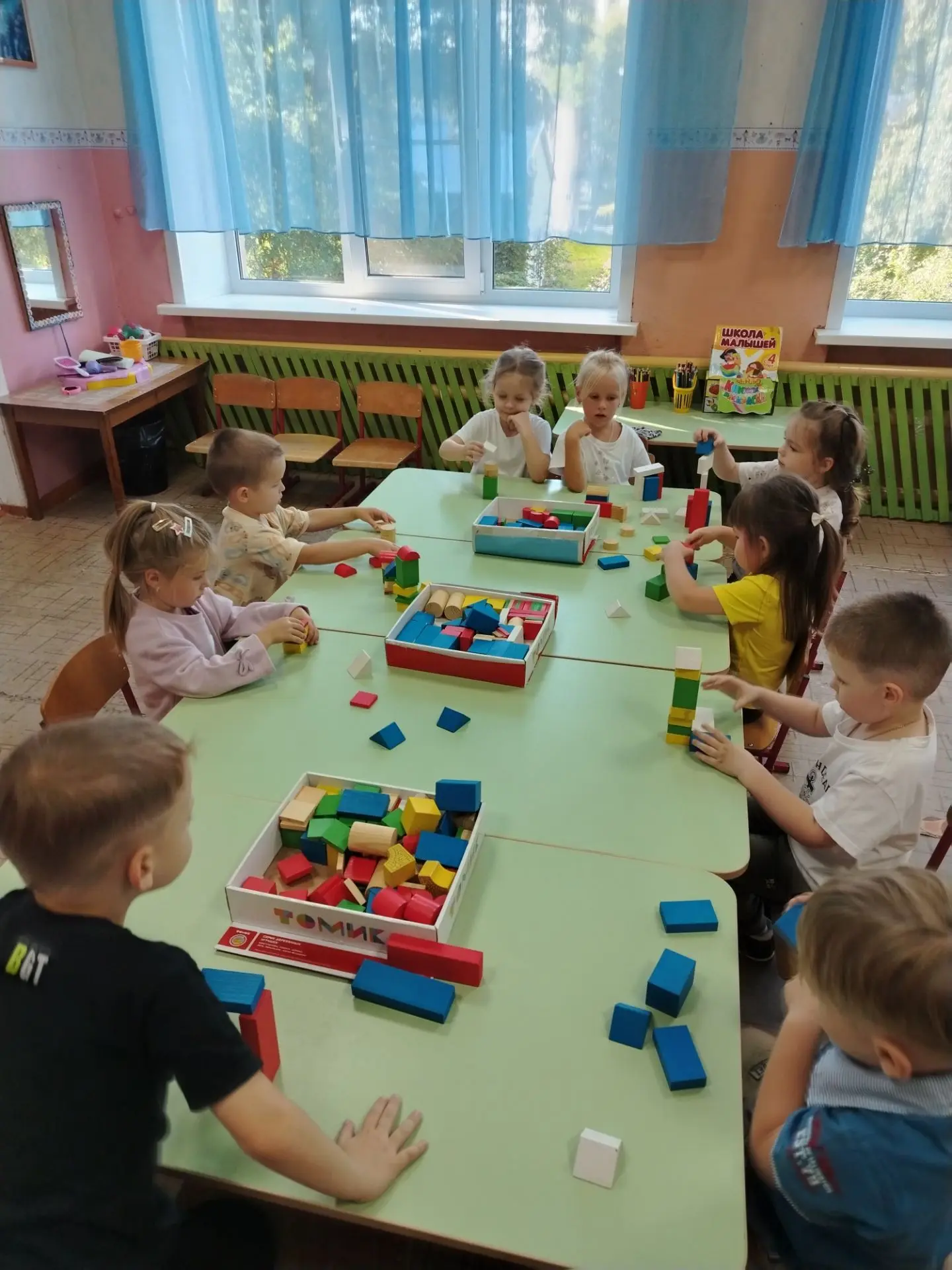 Конструирование — важный вид деятельности в детском саду: оно развивает пространственно...