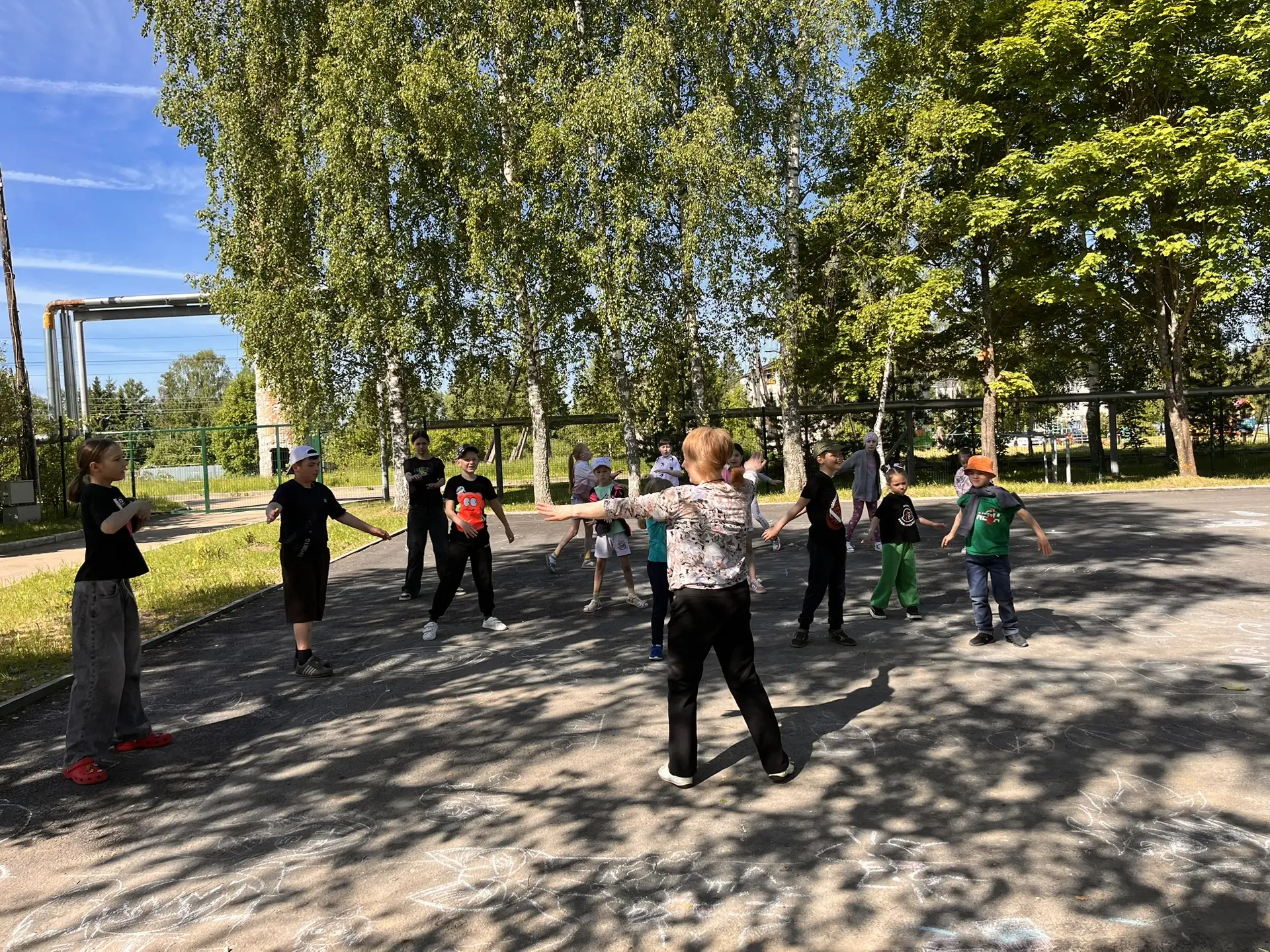 Сегодняшнее утро в нашем лагере началось с веселой и энергичной зарядки 🏃🏻‍♀️👫