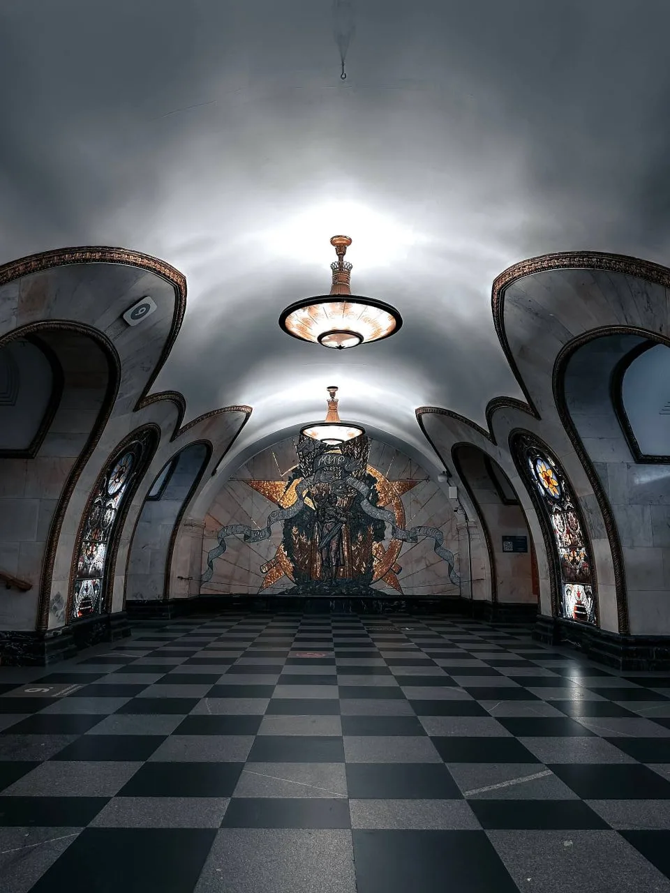 🏛 Станция метро «Новослободская»
#ТверскойРайон

📌 В оформлении использованы мозаичные вставки с д