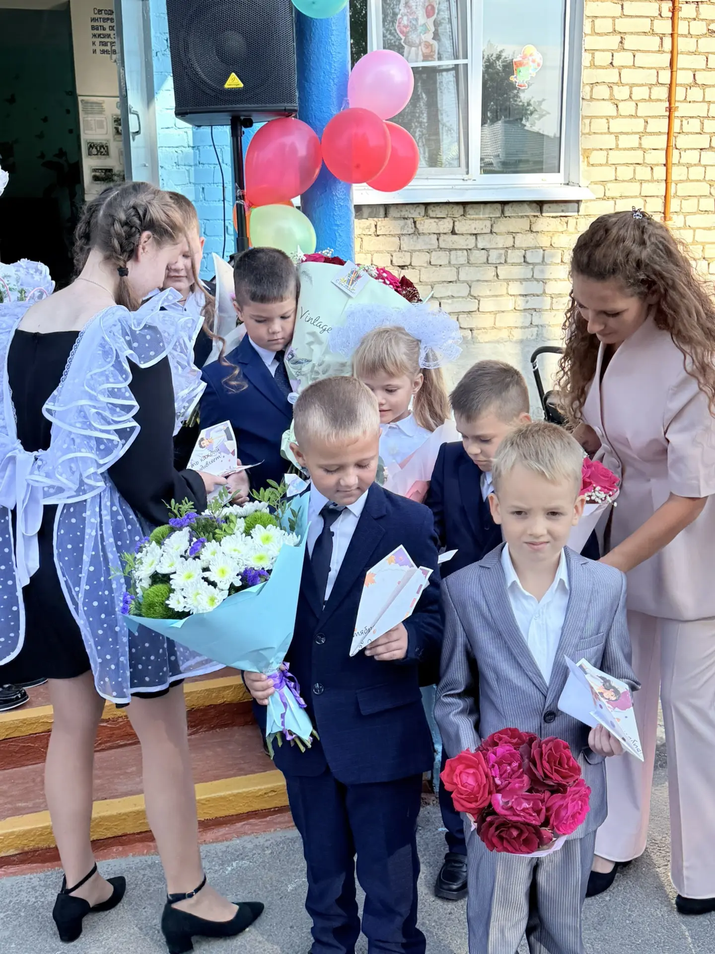 📸 Сегодня, 1 сентября, в нашей школе прошла традиционная праздничная линейка, посвящен...