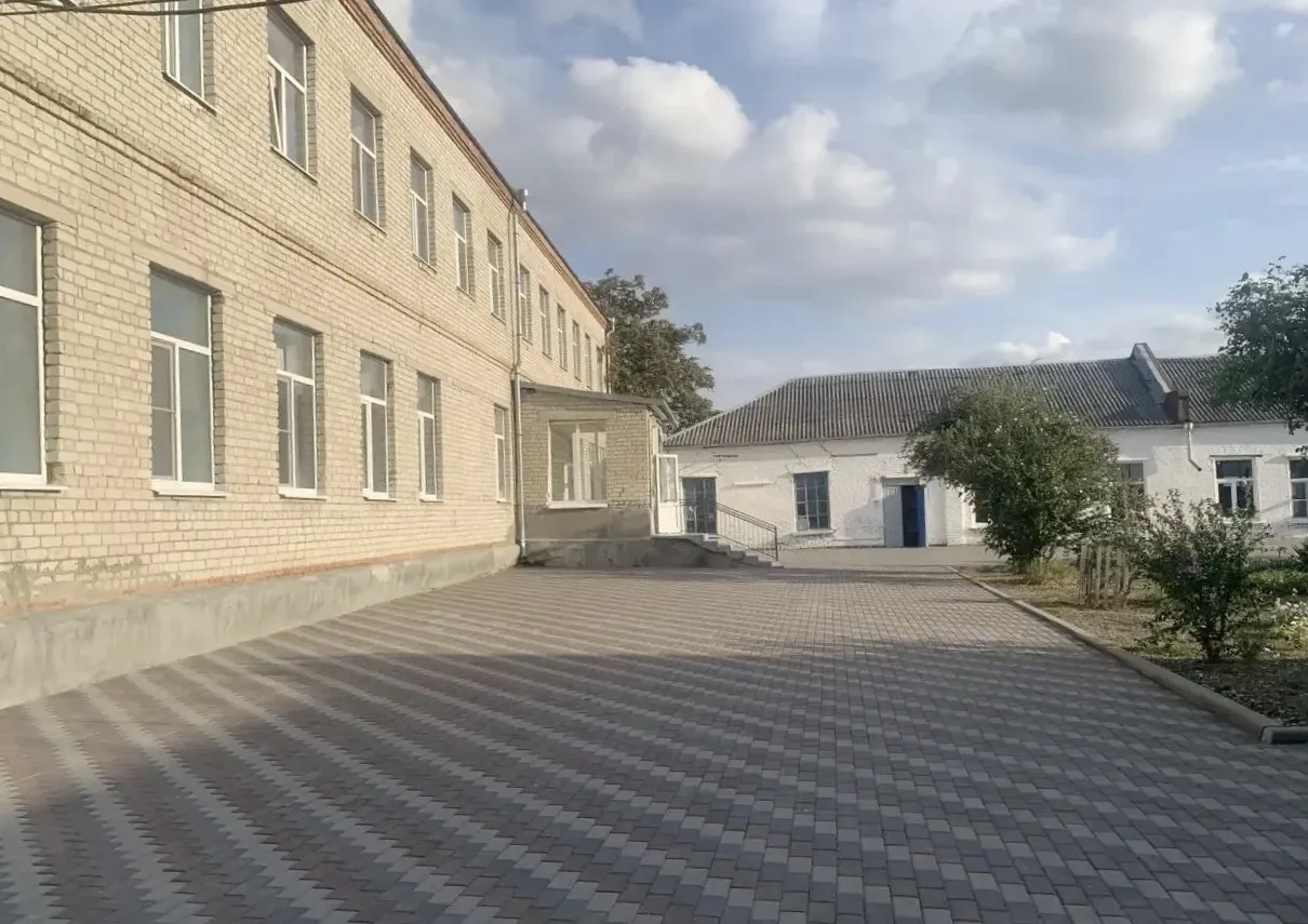 📍В СОШ №3 завершили благоустройство школьного двора. В ходе работ была выполнена уклад...