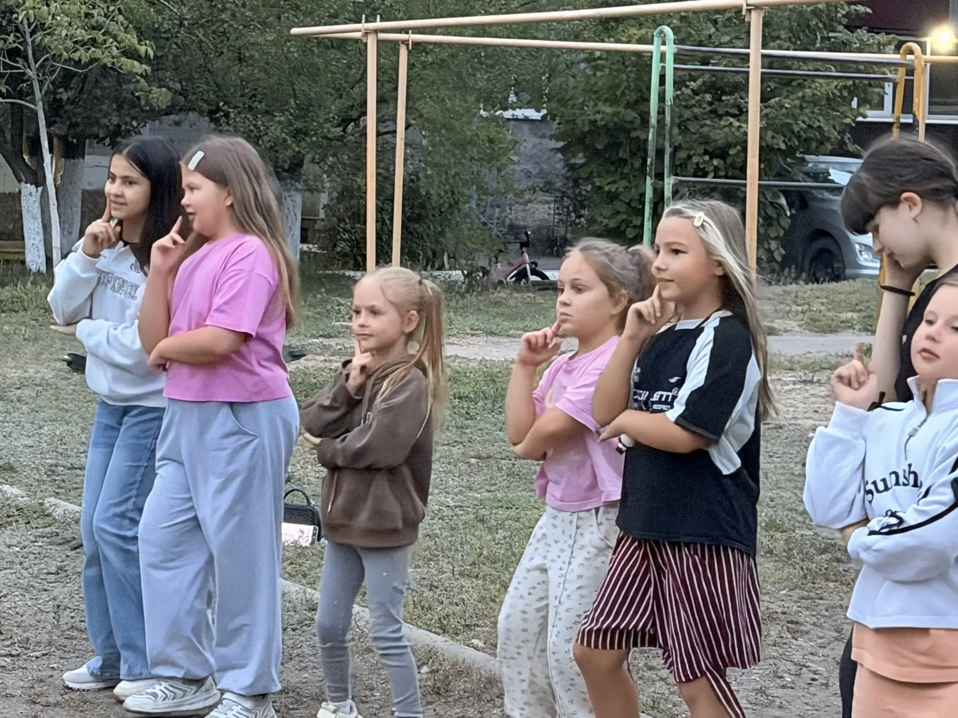 Волонтеры и активисты «Движения Первых» провели флешмобы «Единство в движении» во двора...