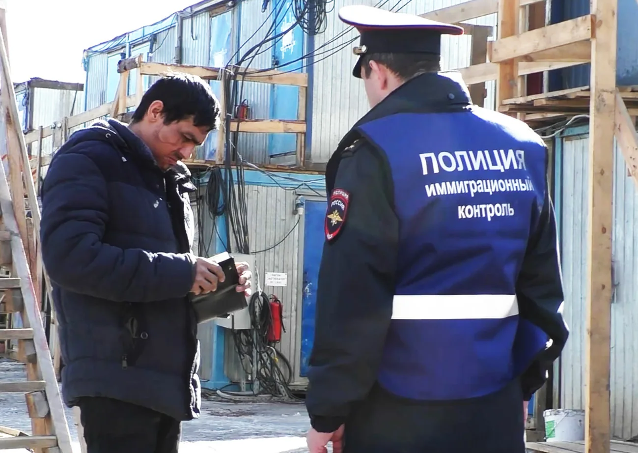 Итоги миграционных проверок в Югре: 130 выдворений и 93 запрета на въезд  Полицейские ХМАО — Югры пр