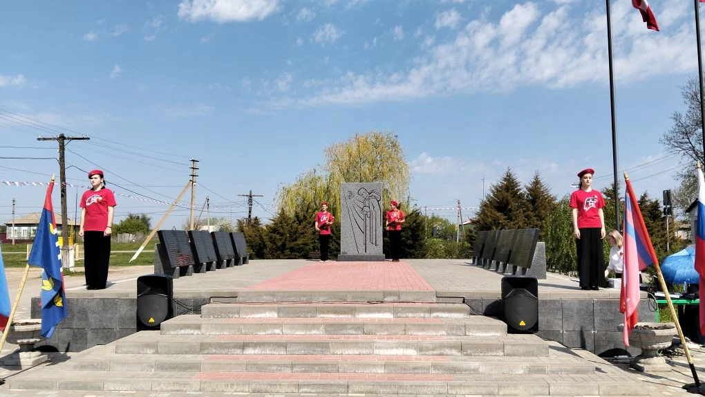 9 мая на центральной площади села прошло памятное мероприятие, митинг "Память пылающих ...
