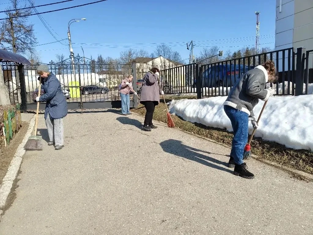 В дошкольных отделениях МОУ «СОШ имени А.П.Чехова» прошёл первый в этом сезоне субботник.  Сотрудник