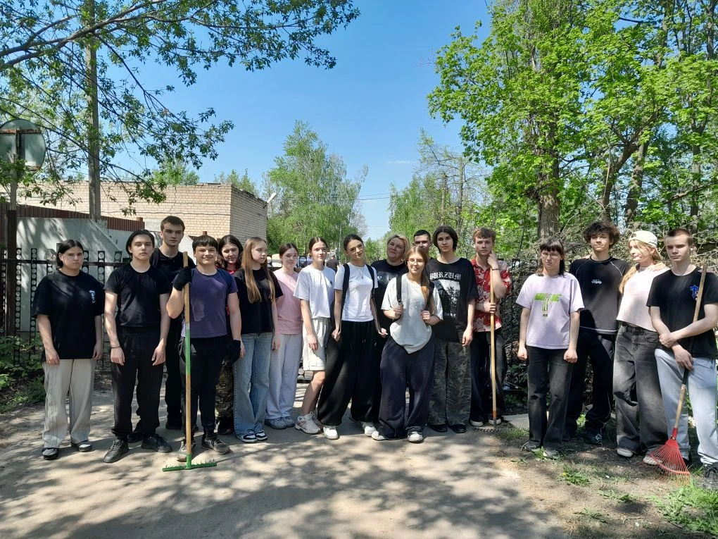 Субботник в память о героях! Все ученики 5-11 классов МКОУ "Никольская СОШ" сегодня приняли участие 