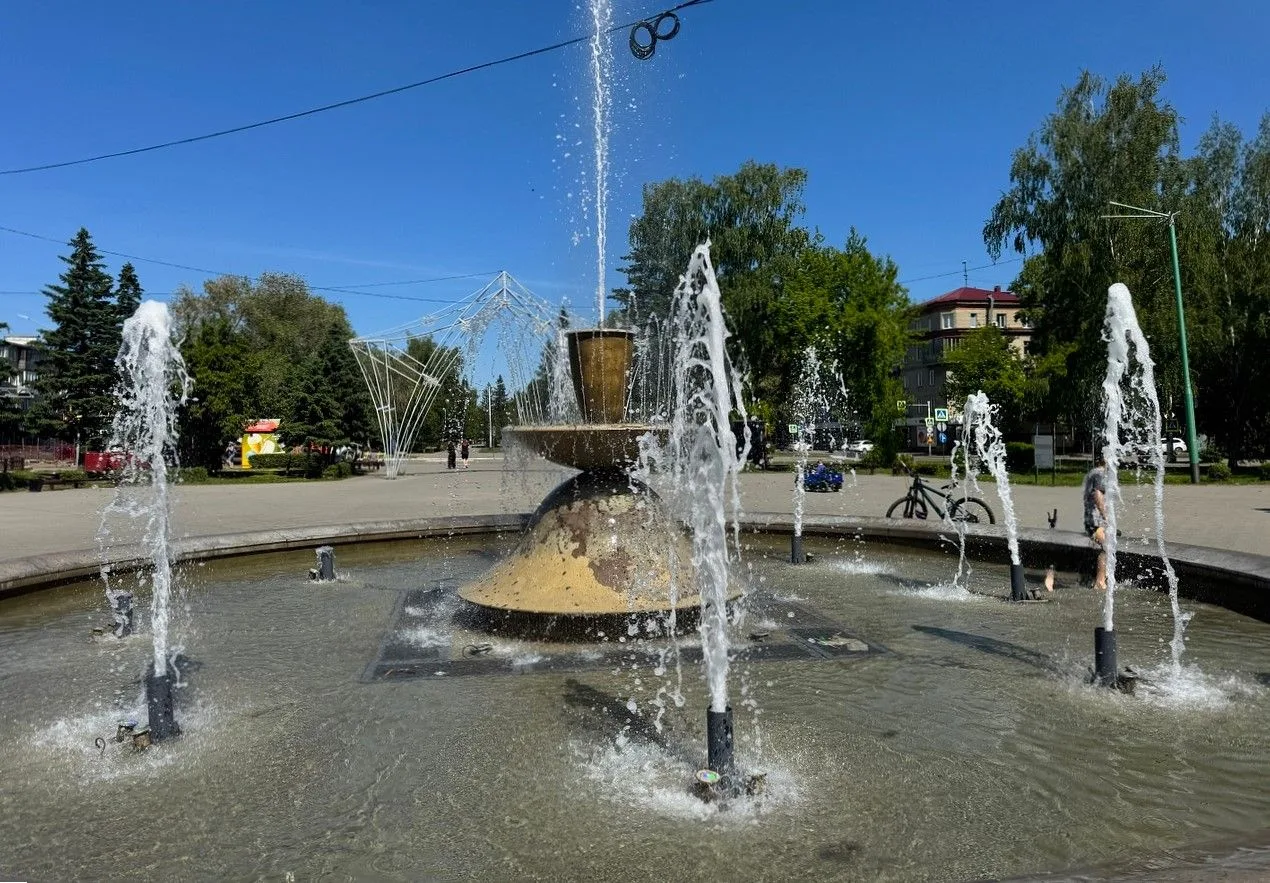💦В Бийске заработали фонтаны ⁣ В этом году их обслуживает подрядная организация из Барнаула. Специал